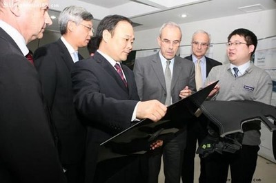 吉利与法国佛吉亚携手在湘潭共建合资配件厂，助力汽车产业升级